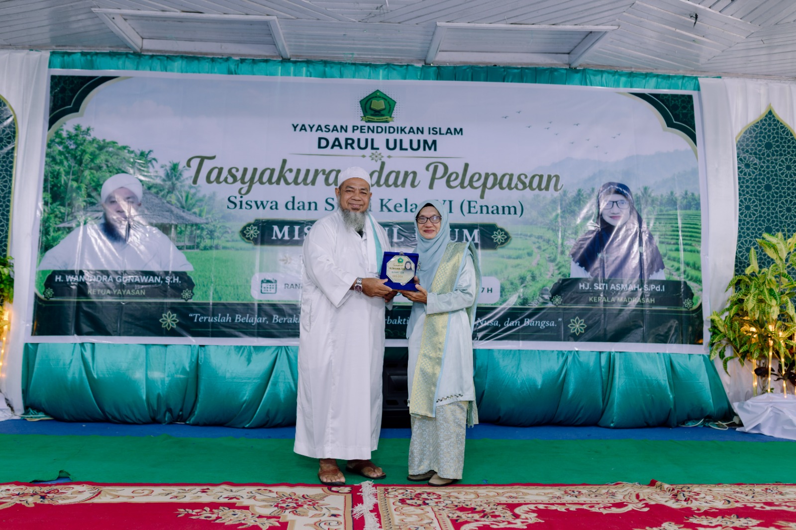 Ketua Yayasan Darul Ulum Berikan Penghargaan Kepada Kepala MIS Darul Ulum
